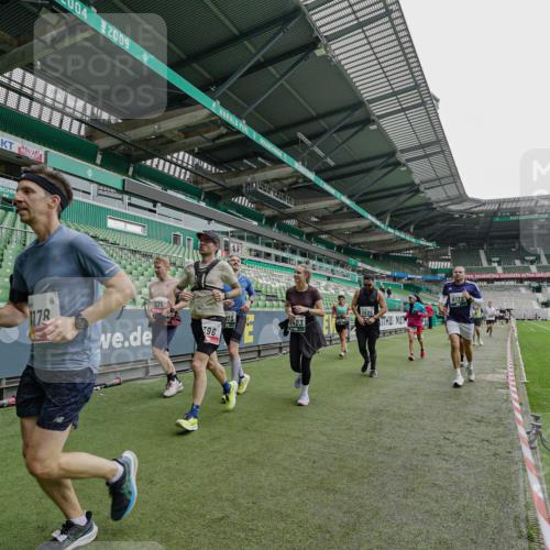 05.10.2025 - 20. swb-Marathon Bremen Michael Burmester http://msf.ph/oto/9239077 05.10.2025 13:03:23 Laufen im Stadion 227, 293, 375, 396, 527, 616, 721, 725, 764, 828, 958, 1067, 1178, 1275, 1331, 1336, 1405, 1425, 1469, 1507, 1514, 1568, 1670, 1705, 1836, 1944, 2016, 2339, 2357, 2375, 2407, 2567, 2597, 2696, 2791, 2960, 2984, 3019, 3147, 3313, 4026, 4321, 4714, 4767, 4769, 5410, 5431, 5523, 5527, 5755, 5763, 5867, 5884, 5966, 6138, 6215, 6414, 6417, 6447, 6481, 6666, 7315, 7316, 7407, 7540, 7607, 7653, 8375, 8526, 8957, 97, 518, 729, 1121, 1704, 1733, 2393, 2772, 3424, 3917, 4129 meine-sportfotos.de