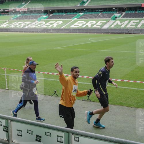 05.10.2025 - 20. swb-Marathon Bremen Michael Burmester http://msf.ph/oto/9239096 05.10.2025 10:34:00 Laufen im Stadion 5172, 7077, 7101, 9000, 9221, 9266, 9282, 9309, 9314, 9359, 9424, 9472, 9489, 9520, 9521, 9529, 9541, 9560, 9569, 9591, 9633, 9714, 9717, 9811, 9820, 9855, 9881, 9882, 9902, 9935, 9947, 10003, 10005, 10009, 10015, 10024, 10028, 10032, 10069, 10107, 10116, 10178, 10180, 10195, 10196, 10231, 10232, 10233, 10256, 10287, 10302, 10307, 10323, 10398, 10408, 10424, 10466, 10484, 10533, 10546, 10590, 10591, 10641, 10755, 10758, 10794, 10915, 10992, 9258, 9260, 9367, 10233 meine-sportfotos.de