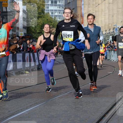 05.10.2025 - 20. swb-Marathon Bremen Strokosch-Dieckow http://msf.ph/oto/9239098 05.10.2025 10:56:36 Ziel 8118, 9266, 9547, 9886, 10008, 10042, 10059, 10644, 10683, 10971, 11100, 11260, 11475, 11691 meine-sportfotos.de