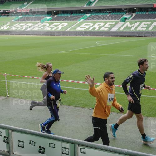 05.10.2025 - 20. swb-Marathon Bremen Michael Burmester http://msf.ph/oto/9239104 05.10.2025 10:34:00 Laufen im Stadion 5172, 7077, 7101, 9000, 9221, 9266, 9282, 9309, 9314, 9359, 9424, 9472, 9489, 9520, 9521, 9529, 9541, 9560, 9569, 9591, 9633, 9714, 9717, 9811, 9820, 9855, 9881, 9882, 9902, 9935, 9947, 10003, 10005, 10009, 10015, 10024, 10028, 10032, 10069, 10107, 10116, 10178, 10180, 10195, 10196, 10231, 10232, 10233, 10256, 10287, 10302, 10307, 10323, 10398, 10408, 10424, 10466, 10484, 10533, 10546, 10590, 10591, 10641, 10755, 10758, 10794, 10915, 10992, 9258, 9260, 9367, 10233 meine-sportfotos.de