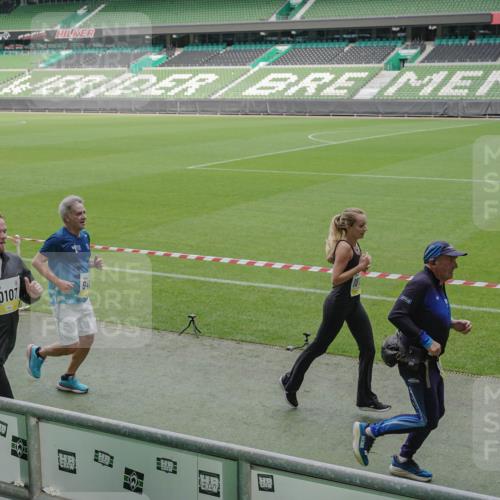 05.10.2025 - 20. swb-Marathon Bremen Michael Burmester http://msf.ph/oto/9239126 05.10.2025 10:34:00 Laufen im Stadion 5172, 7077, 7101, 9000, 9221, 9266, 9282, 9309, 9314, 9359, 9424, 9472, 9489, 9520, 9521, 9529, 9541, 9560, 9569, 9591, 9633, 9714, 9717, 9811, 9820, 9855, 9881, 9882, 9902, 9935, 9947, 10003, 10005, 10009, 10015, 10024, 10028, 10032, 10069, 10107, 10116, 10178, 10180, 10195, 10196, 10231, 10232, 10233, 10256, 10287, 10302, 10307, 10323, 10398, 10408, 10424, 10466, 10484, 10533, 10546, 10590, 10591, 10641, 10755, 10758, 10794, 10915, 10992, 9258, 9260, 9367, 10233 meine-sportfotos.de