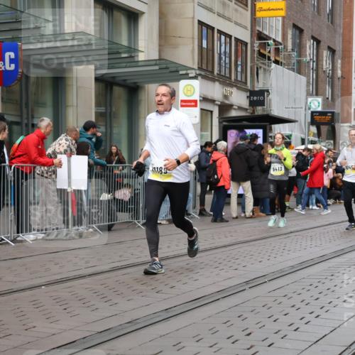 05.10.2025 - 20. swb-Marathon Bremen Strokosch-Dieckow http://msf.ph/oto/9239132 05.10.2025 10:46:39 Ziel 9413, 9546, 9562, 10277, 10452, 10509, 10661, 10750, 10789, 11189, 9413, 9546, 9562, 10277, 10452, 10509, 10661, 10750, 10789, 11189 meine-sportfotos.de