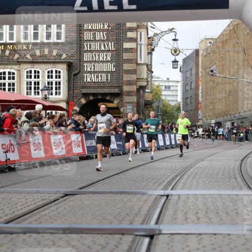 05.10.2025 - 20. swb-Marathon Bremen Yannick Fuchs http://msf.ph/oto/9239143 05.10.2025 10:39:39 Ziel 9671, 10525, 11474 meine-sportfotos.de