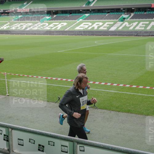 05.10.2025 - 20. swb-Marathon Bremen Michael Burmester http://msf.ph/oto/9239144 05.10.2025 10:34:01 Laufen im Stadion 5172, 7077, 7101, 9000, 9221, 9266, 9282, 9309, 9314, 9359, 9424, 9472, 9489, 9520, 9521, 9529, 9541, 9560, 9569, 9591, 9633, 9714, 9717, 9811, 9820, 9855, 9881, 9882, 9902, 9935, 9947, 10003, 10005, 10009, 10015, 10024, 10028, 10032, 10069, 10107, 10116, 10178, 10180, 10195, 10196, 10231, 10232, 10256, 10287, 10302, 10307, 10398, 10408, 10424, 10466, 10484, 10533, 10546, 10590, 10591, 10641, 10755, 10758, 10794, 10915, 10992, 9258, 9260, 10233 meine-sportfotos.de