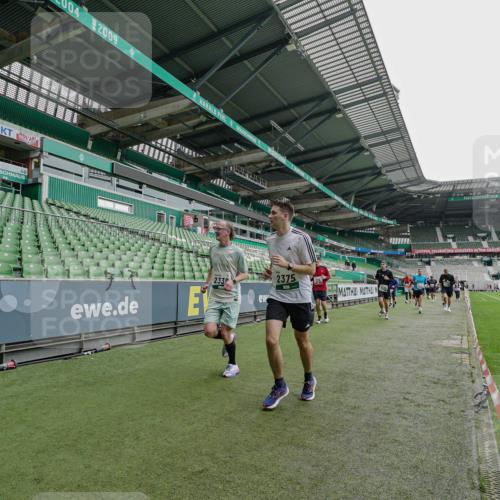 05.10.2025 - 20. swb-Marathon Bremen Michael Burmester http://msf.ph/oto/9239157 05.10.2025 13:03:30 Laufen im Stadion 227, 375, 396, 527, 616, 725, 764, 958, 1067, 1178, 1275, 1331, 1336, 1425, 1469, 1507, 1514, 1568, 1670, 1705, 1836, 2016, 2339, 2357, 2375, 2407, 2567, 2597, 2696, 2791, 2960, 2984, 3019, 3037, 3147, 3313, 4026, 4321, 4528, 4767, 4769, 5162, 5236, 5410, 5431, 5489, 5523, 5527, 5763, 5867, 5884, 5966, 6138, 6145, 6215, 6414, 6417, 6447, 6481, 6529, 6666, 7315, 7316, 7407, 7540, 7607, 7653, 8375, 8526, 97, 293, 518, 721, 1121, 1704, 1733, 2393, 2772, 3424, 3917 meine-sportfotos.de