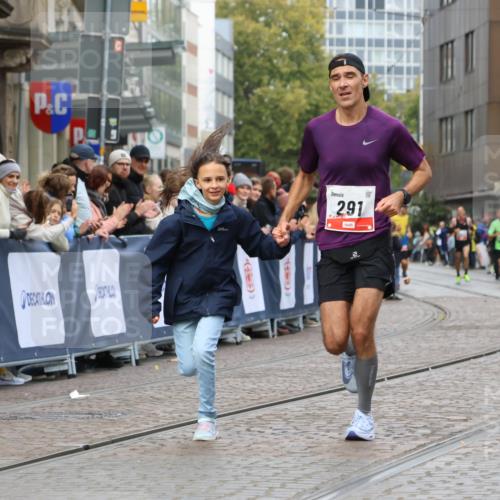 05.10.2025 - 20. swb-Marathon Bremen Strokosch-Dieckow http://msf.ph/oto/9239162 05.10.2025 12:42:02 Ziel 291, 1143, 7751 meine-sportfotos.de