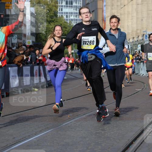 05.10.2025 - 20. swb-Marathon Bremen Strokosch-Dieckow http://msf.ph/oto/9239164 05.10.2025 10:56:36 Ziel 8118, 9266, 9547, 9886, 10008, 10042, 10059, 10644, 10683, 10971, 11100, 11260, 11475, 11691 meine-sportfotos.de