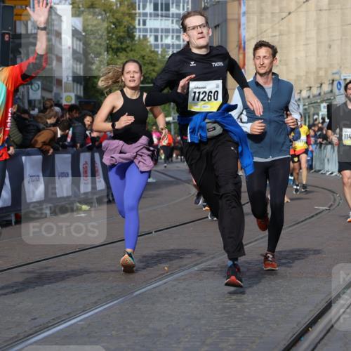 05.10.2025 - 20. swb-Marathon Bremen Strokosch-Dieckow http://msf.ph/oto/9239193 05.10.2025 10:56:36 Ziel 8118, 9266, 9547, 9886, 10008, 10042, 10059, 10644, 10683, 10971, 11100, 11260, 11475, 11691 meine-sportfotos.de