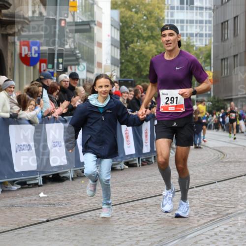 05.10.2025 - 20. swb-Marathon Bremen Strokosch-Dieckow http://msf.ph/oto/9239196 05.10.2025 12:42:02 Ziel 291, 1143, 7751 meine-sportfotos.de