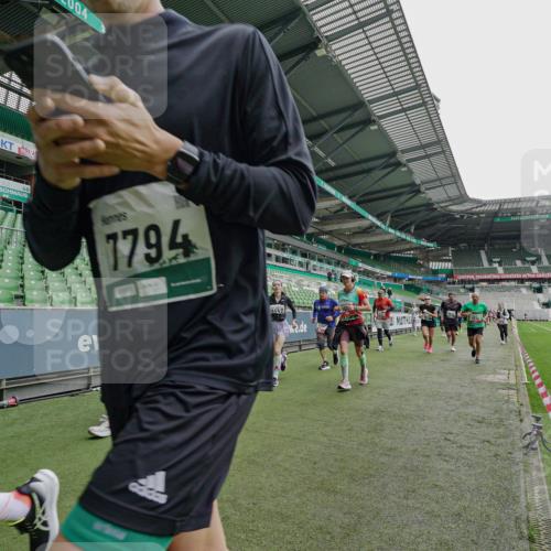 05.10.2025 - 20. swb-Marathon Bremen Michael Burmester http://msf.ph/oto/9239202 05.10.2025 13:03:35 Laufen im Stadion 227, 375, 396, 527, 592, 725, 764, 958, 1067, 1178, 1275, 1331, 1336, 1425, 1469, 1507, 1514, 1568, 1670, 1705, 1836, 1975, 2016, 2339, 2357, 2375, 2407, 2567, 2597, 2696, 2791, 2960, 2984, 3019, 3037, 3147, 3313, 4026, 4053, 4087, 4321, 4453, 4462, 4528, 4651, 4767, 4769, 5043, 5162, 5236, 5410, 5431, 5489, 5523, 5527, 5763, 5867, 5966, 6138, 6145, 6215, 6414, 6417, 6447, 6481, 6529, 6584, 6635, 6666, 7315, 7316, 7540, 7607, 7653, 8375, 293, 721, 1121, 1733, 2393, 3424 meine-sportfotos.de
