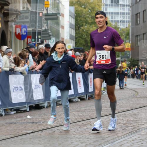 05.10.2025 - 20. swb-Marathon Bremen Strokosch-Dieckow http://msf.ph/oto/9239226 05.10.2025 12:42:02 Ziel 291, 1143, 7751 meine-sportfotos.de