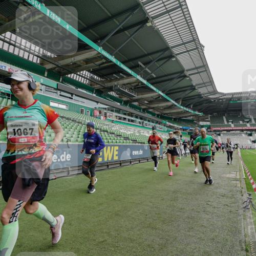 05.10.2025 - 20. swb-Marathon Bremen Michael Burmester http://msf.ph/oto/9239230 05.10.2025 13:03:36 Laufen im Stadion 227, 375, 396, 527, 592, 725, 764, 958, 1067, 1178, 1275, 1331, 1336, 1425, 1469, 1507, 1514, 1568, 1670, 1705, 1836, 1975, 2016, 2339, 2357, 2375, 2407, 2567, 2597, 2696, 2791, 2960, 2984, 3019, 3037, 3147, 3313, 4026, 4053, 4087, 4453, 4462, 4528, 4651, 4767, 4769, 5043, 5162, 5236, 5410, 5431, 5489, 5523, 5527, 5763, 5867, 5966, 6138, 6145, 6215, 6414, 6417, 6447, 6481, 6529, 6584, 6635, 6666, 7315, 7316, 7540, 7607, 7653, 8375, 293, 721, 1121, 1733, 2393, 3424 meine-sportfotos.de