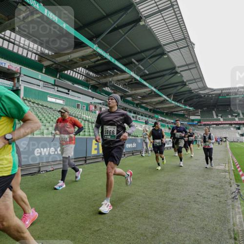 05.10.2025 - 20. swb-Marathon Bremen Michael Burmester http://msf.ph/oto/9239252 05.10.2025 13:03:38 Laufen im Stadion 227, 375, 396, 414, 527, 592, 725, 764, 898, 958, 1067, 1178, 1275, 1331, 1336, 1425, 1469, 1507, 1514, 1568, 1670, 1705, 1836, 1975, 2016, 2339, 2357, 2375, 2407, 2567, 2597, 2696, 2791, 2960, 2984, 3019, 3037, 3147, 3313, 4026, 4053, 4087, 4453, 4462, 4528, 4651, 4767, 4769, 5043, 5162, 5236, 5410, 5431, 5489, 5523, 5527, 5763, 5867, 5966, 6138, 6145, 6215, 6414, 6417, 6447, 6481, 6529, 6584, 6635, 6666, 7315, 7316, 7540, 7607, 7653, 8375, 293, 721, 2393, 3424 meine-sportfotos.de