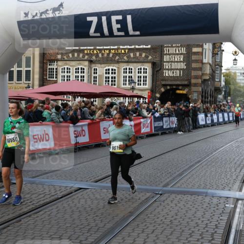 05.10.2025 - 20. swb-Marathon Bremen Yannick Fuchs http://msf.ph/oto/9239258 05.10.2025 11:07:53 Ziel 9615, 10550 meine-sportfotos.de
