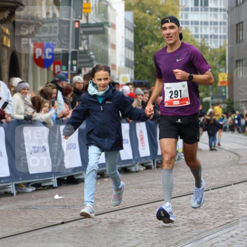 05.10.2025 - 20. swb-Marathon Bremen Strokosch-Dieckow http://msf.ph/oto/9239265 05.10.2025 12:42:02 Ziel 291, 1143, 7751 meine-sportfotos.de