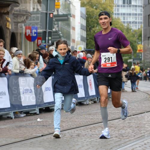 05.10.2025 - 20. swb-Marathon Bremen Strokosch-Dieckow http://msf.ph/oto/9239301 05.10.2025 12:42:02 Ziel 291, 1143, 7751 meine-sportfotos.de