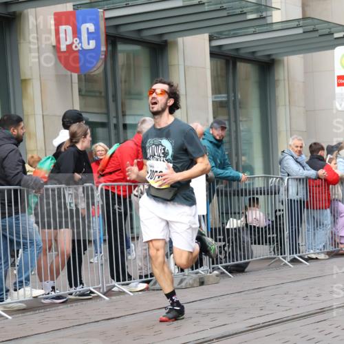 05.10.2025 - 20. swb-Marathon Bremen Strokosch-Dieckow http://msf.ph/oto/9239311 05.10.2025 10:46:45 Ziel 9411, 9413, 9546, 9562, 9711, 10452, 10509, 10661, 10750, 10789, 11189, 9411, 9413, 9546, 9562, 9711, 10452, 10509, 10661, 10750, 10789, 11189 meine-sportfotos.de