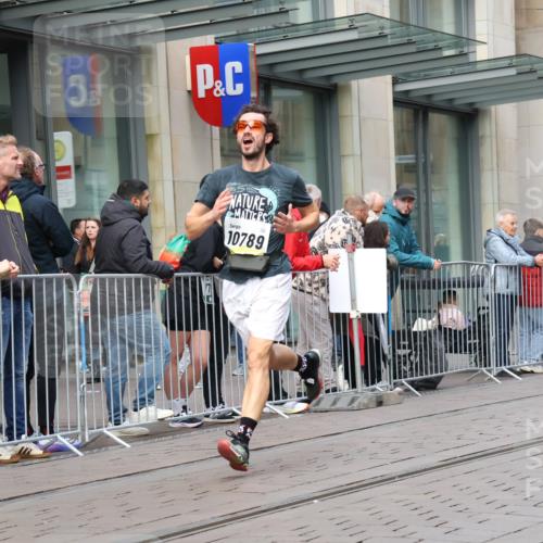 05.10.2025 - 20. swb-Marathon Bremen Strokosch-Dieckow http://msf.ph/oto/9239321 05.10.2025 10:46:45 Ziel 9411, 9413, 9546, 9562, 9711, 10452, 10509, 10661, 10750, 10789, 11189, 9411, 9413, 9546, 9562, 9711, 10452, 10509, 10661, 10750, 10789, 11189 meine-sportfotos.de