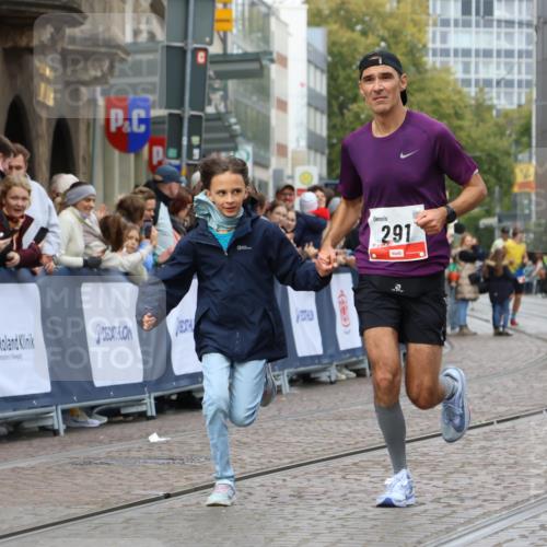05.10.2025 - 20. swb-Marathon Bremen Strokosch-Dieckow http://msf.ph/oto/9239341 05.10.2025 12:42:02 Ziel 291, 1143, 7751 meine-sportfotos.de