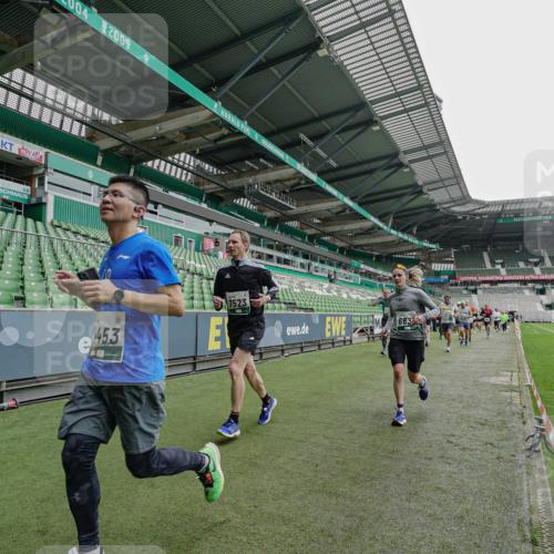 05.10.2025 - 20. swb-Marathon Bremen Michael Burmester http://msf.ph/oto/9239380 05.10.2025 13:03:52 Laufen im Stadion 227, 360, 375, 396, 414, 527, 592, 725, 898, 958, 1019, 1067, 1084, 1178, 1275, 1331, 1336, 1413, 1425, 1468, 1469, 1507, 1514, 1695, 1705, 1975, 2016, 2339, 2375, 2567, 2597, 2696, 2791, 2960, 3037, 3072, 3313, 3485, 4005, 4053, 4087, 4335, 4453, 4462, 4524, 4528, 4637, 4638, 4651, 4767, 4769, 4793, 5043, 5137, 5162, 5212, 5236, 5343, 5410, 5431, 5489, 5523, 5527, 5763, 5867, 5966, 5969, 6011, 6138, 6145, 6287, 6414, 6447, 6529, 6584, 6635, 7315, 7316, 7540, 7607, 7653, 375 meine-sportfotos.de