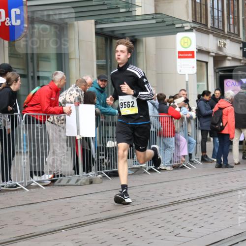 05.10.2025 - 20. swb-Marathon Bremen Strokosch-Dieckow http://msf.ph/oto/9239386 05.10.2025 10:46:52 Ziel 9411, 9428, 9546, 9562, 9670, 9711, 10637, 10789, 11705, 9411, 9428, 9546, 9562, 9670, 9711, 10637, 10789, 11705 meine-sportfotos.de