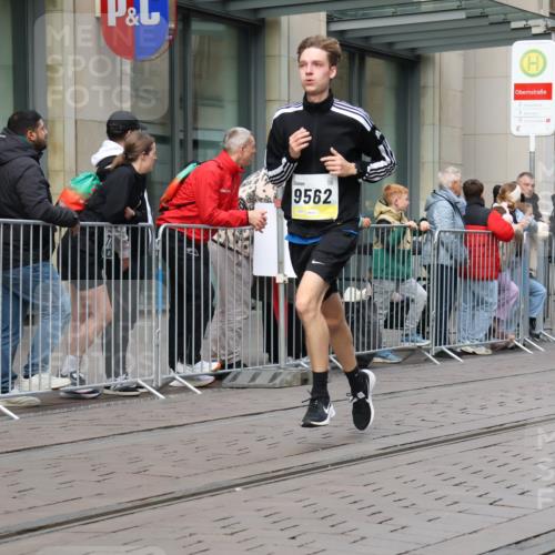 05.10.2025 - 20. swb-Marathon Bremen Strokosch-Dieckow http://msf.ph/oto/9239398 05.10.2025 10:46:52 Ziel 9411, 9428, 9546, 9562, 9670, 9711, 10637, 10789, 11705, 9411, 9428, 9546, 9562, 9670, 9711, 10637, 10789, 11705 meine-sportfotos.de