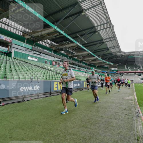 05.10.2025 - 20. swb-Marathon Bremen Michael Burmester http://msf.ph/oto/9239403 05.10.2025 13:03:56 Laufen im Stadion 360, 396, 414, 527, 592, 725, 898, 958, 1019, 1067, 1084, 1178, 1275, 1331, 1336, 1413, 1425, 1468, 1469, 1507, 1514, 1695, 1705, 1852, 1914, 1975, 2016, 2339, 2375, 2567, 2597, 2696, 2791, 3037, 3072, 3313, 3485, 4005, 4053, 4087, 4335, 4453, 4462, 4524, 4528, 4637, 4638, 4651, 4767, 4793, 4840, 5043, 5137, 5162, 5212, 5236, 5343, 5410, 5431, 5489, 5523, 5763, 5832, 5966, 5969, 6011, 6138, 6145, 6287, 6414, 6447, 6529, 6584, 6635, 7607, 7653, 227, 375 meine-sportfotos.de