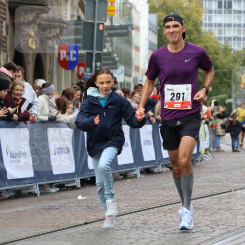05.10.2025 - 20. swb-Marathon Bremen Strokosch-Dieckow http://msf.ph/oto/9239411 05.10.2025 12:42:02 Ziel 291, 1143, 7751 meine-sportfotos.de