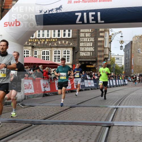05.10.2025 - 20. swb-Marathon Bremen Yannick Fuchs http://msf.ph/oto/9239427 05.10.2025 10:39:43 Ziel 9289, 9671, 10525, 11418, 11474 meine-sportfotos.de