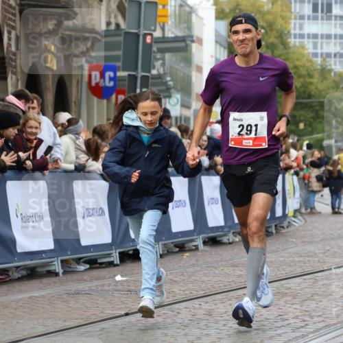 05.10.2025 - 20. swb-Marathon Bremen Strokosch-Dieckow http://msf.ph/oto/9239453 05.10.2025 12:42:02 Ziel 291, 1143, 7751 meine-sportfotos.de