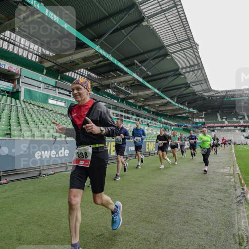 05.10.2025 - 20. swb-Marathon Bremen Michael Burmester http://msf.ph/oto/9239474 05.10.2025 13:04:00 Laufen im Stadion 360, 396, 414, 470, 527, 592, 725, 898, 958, 1019, 1067, 1080, 1084, 1178, 1275, 1331, 1336, 1413, 1425, 1468, 1469, 1507, 1514, 1695, 1852, 1914, 1975, 1997, 2016, 2333, 2339, 2375, 2567, 2617, 2696, 2791, 3037, 3072, 3313, 3485, 4005, 4053, 4087, 4335, 4453, 4462, 4524, 4528, 4637, 4638, 4651, 4767, 4793, 4840, 4928, 5043, 5137, 5162, 5212, 5236, 5343, 5410, 5489, 5523, 5832, 5966, 5969, 6011, 6138, 6145, 6287, 6414, 6447, 6529, 6584, 6635, 7607, 227, 375, 2597 meine-sportfotos.de