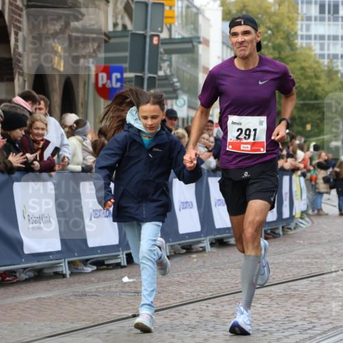 05.10.2025 - 20. swb-Marathon Bremen Strokosch-Dieckow http://msf.ph/oto/9239490 05.10.2025 12:42:02 Ziel 291, 1143, 7751 meine-sportfotos.de
