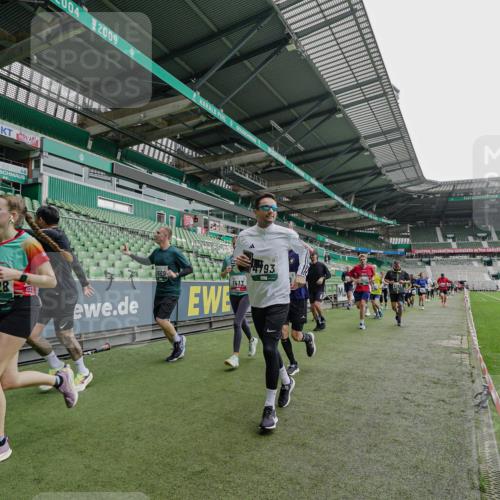05.10.2025 - 20. swb-Marathon Bremen Michael Burmester http://msf.ph/oto/9239522 05.10.2025 13:04:03 Laufen im Stadion 100, 360, 414, 470, 592, 725, 898, 958, 1019, 1067, 1080, 1084, 1275, 1331, 1336, 1413, 1468, 1478, 1507, 1514, 1695, 1852, 1914, 1975, 1997, 2016, 2333, 2339, 2375, 2567, 2617, 3037, 3072, 3313, 3485, 4005, 4053, 4087, 4335, 4453, 4462, 4524, 4528, 4637, 4638, 4651, 4767, 4793, 4803, 4840, 4928, 5043, 5137, 5162, 5212, 5236, 5343, 5410, 5489, 5523, 5832, 5966, 5969, 6011, 6138, 6145, 6287, 6414, 6447, 6529, 6584, 6635, 7607, 227, 375, 396, 2597 meine-sportfotos.de