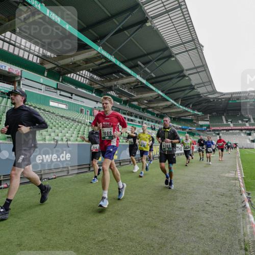 05.10.2025 - 20. swb-Marathon Bremen Michael Burmester http://msf.ph/oto/9239552 05.10.2025 13:04:06 Laufen im Stadion 100, 360, 414, 470, 592, 607, 898, 958, 1012, 1019, 1067, 1080, 1084, 1275, 1331, 1336, 1413, 1468, 1478, 1507, 1514, 1695, 1852, 1914, 1975, 1997, 2016, 2333, 2339, 2375, 2567, 2617, 3037, 3072, 3313, 3346, 3485, 4005, 4053, 4087, 4243, 4335, 4453, 4462, 4524, 4528, 4637, 4638, 4651, 4757, 4767, 4793, 4803, 4840, 4928, 5043, 5137, 5162, 5212, 5236, 5343, 5410, 5446, 5464, 5489, 5523, 5832, 5966, 5969, 6011, 6138, 6145, 6287, 6414, 6447, 6529, 6584, 6635, 227, 375, 396, 2597 meine-sportfotos.de