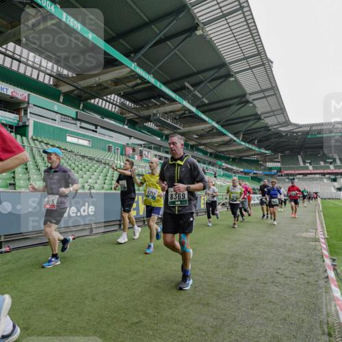 05.10.2025 - 20. swb-Marathon Bremen Michael Burmester http://msf.ph/oto/9239564 05.10.2025 13:04:06 Laufen im Stadion 100, 360, 414, 470, 592, 607, 898, 958, 1012, 1019, 1067, 1080, 1084, 1275, 1331, 1336, 1413, 1468, 1478, 1507, 1514, 1695, 1852, 1914, 1975, 1997, 2016, 2333, 2339, 2375, 2567, 2617, 3037, 3072, 3313, 3346, 3485, 4005, 4053, 4087, 4243, 4335, 4453, 4462, 4524, 4528, 4637, 4638, 4651, 4757, 4767, 4793, 4803, 4840, 4928, 5043, 5137, 5162, 5212, 5236, 5343, 5410, 5446, 5464, 5489, 5523, 5832, 5966, 5969, 6011, 6138, 6145, 6287, 6414, 6447, 6529, 6584, 6635, 227, 375, 396, 2597 meine-sportfotos.de