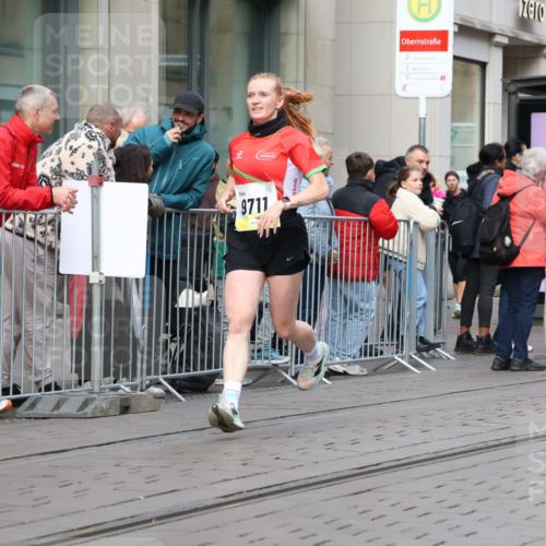 05.10.2025 - 20. swb-Marathon Bremen Strokosch-Dieckow http://msf.ph/oto/9239575 05.10.2025 10:47:01 Ziel 9244, 9411, 9428, 9546, 9670, 9711, 9924, 10319, 10637, 10667, 10951, 11498, 11705, 11742, 9244, 9411, 9428, 9546, 9670, 9711, 9924, 10319, 10637, 10667, 10951, 11498, 11705, 11742 meine-sportfotos.de