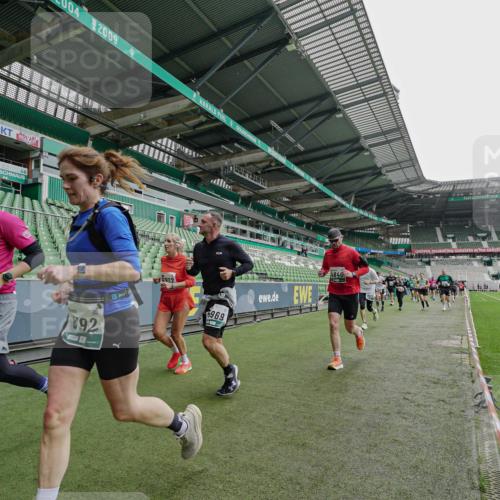 05.10.2025 - 20. swb-Marathon Bremen Michael Burmester http://msf.ph/oto/9239601 05.10.2025 13:04:10 Laufen im Stadion 100, 360, 414, 470, 592, 607, 898, 958, 1012, 1019, 1067, 1080, 1084, 1275, 1331, 1336, 1413, 1468, 1478, 1514, 1695, 1852, 1914, 1975, 1997, 2016, 2086, 2333, 2339, 2375, 2567, 2617, 3037, 3072, 3346, 3485, 4005, 4053, 4087, 4243, 4335, 4453, 4462, 4524, 4528, 4637, 4638, 4651, 4757, 4793, 4803, 4840, 4928, 5043, 5137, 5162, 5212, 5236, 5343, 5410, 5446, 5464, 5489, 5523, 5832, 5966, 5969, 6011, 6145, 6287, 6414, 6447, 6529, 6584, 6635, 227, 375, 396, 2597 meine-sportfotos.de