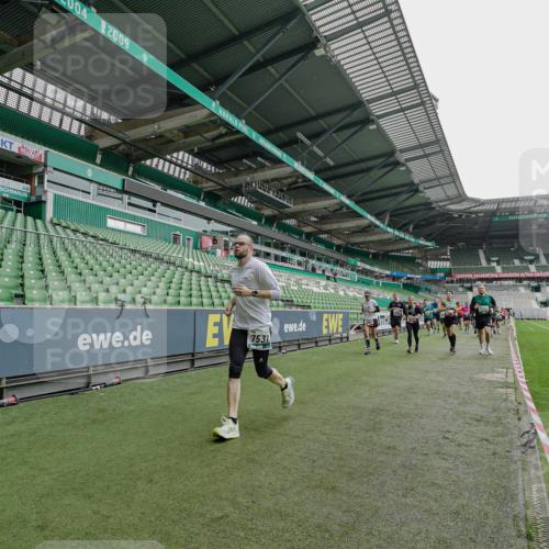 05.10.2025 - 20. swb-Marathon Bremen Michael Burmester http://msf.ph/oto/9239614 05.10.2025 13:04:12 Laufen im Stadion 100, 360, 414, 470, 592, 607, 898, 958, 1012, 1019, 1067, 1080, 1084, 1331, 1336, 1413, 1468, 1478, 1514, 1695, 1852, 1914, 1975, 1997, 2016, 2086, 2333, 2339, 2375, 2567, 2617, 2989, 3037, 3072, 3346, 3485, 4005, 4053, 4087, 4243, 4244, 4335, 4453, 4462, 4501, 4524, 4528, 4637, 4638, 4651, 4757, 4793, 4803, 4840, 4928, 5043, 5082, 5137, 5162, 5212, 5236, 5343, 5446, 5464, 5489, 5523, 5832, 5966, 5969, 6011, 6145, 6287, 6414, 6447, 6529, 6584, 6635, 227, 375, 396, 2597 meine-sportfotos.de