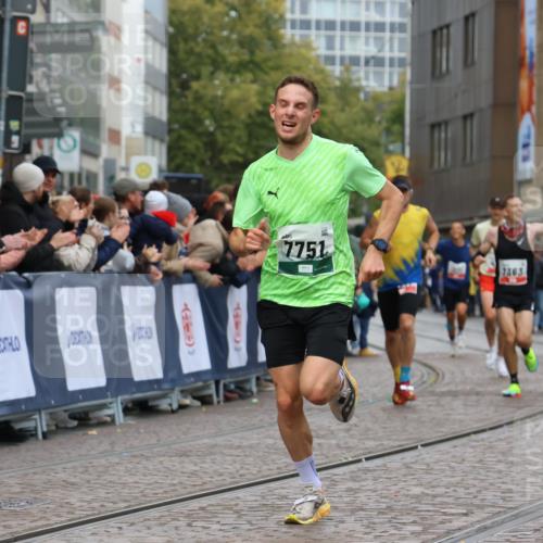05.10.2025 - 20. swb-Marathon Bremen Strokosch-Dieckow http://msf.ph/oto/9239628 05.10.2025 12:42:12 Ziel 1024, 1363, 7751 meine-sportfotos.de