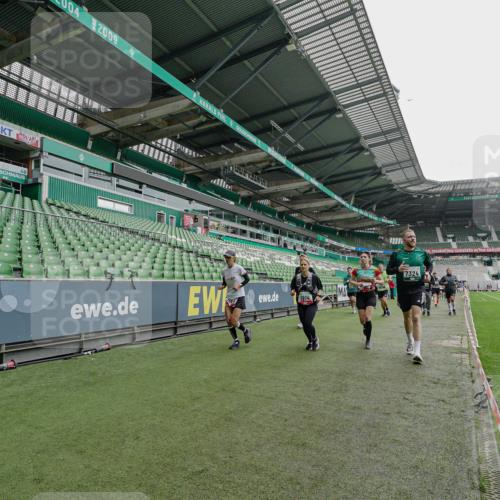 05.10.2025 - 20. swb-Marathon Bremen Michael Burmester http://msf.ph/oto/9239638 05.10.2025 13:04:14 Laufen im Stadion 100, 360, 414, 470, 592, 607, 898, 958, 1012, 1019, 1067, 1080, 1084, 1331, 1336, 1413, 1468, 1478, 1514, 1695, 1852, 1914, 1975, 1997, 2016, 2086, 2333, 2339, 2567, 2617, 2989, 3037, 3072, 3346, 3485, 4005, 4053, 4087, 4243, 4244, 4335, 4453, 4462, 4501, 4524, 4528, 4627, 4637, 4638, 4651, 4757, 4793, 4803, 4840, 4928, 5043, 5082, 5137, 5162, 5212, 5236, 5247, 5343, 5446, 5464, 5489, 5523, 5832, 5966, 5969, 6011, 6145, 6287, 6414, 6447, 6529, 6584, 6635, 396, 2597 meine-sportfotos.de