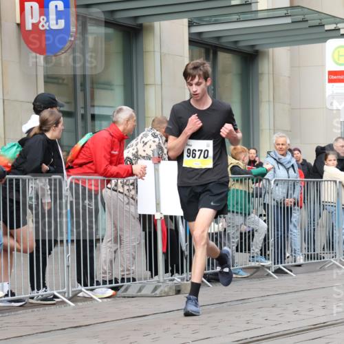 05.10.2025 - 20. swb-Marathon Bremen Strokosch-Dieckow http://msf.ph/oto/9239649 05.10.2025 10:47:03 Ziel 9244, 9339, 9411, 9428, 9670, 9711, 9924, 10319, 10637, 10667, 10951, 11498, 11705, 11742, 9244, 9339, 9411, 9428, 9670, 9711, 9924, 10319, 10637, 10667, 10951, 11498, 11705, 11742 meine-sportfotos.de
