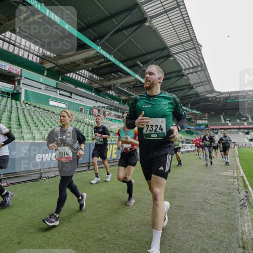 05.10.2025 - 20. swb-Marathon Bremen Michael Burmester http://msf.ph/oto/9239656 05.10.2025 13:04:16 Laufen im Stadion 100, 360, 414, 470, 490, 592, 607, 898, 958, 1012, 1019, 1080, 1084, 1336, 1413, 1468, 1478, 1514, 1695, 1852, 1914, 1975, 1997, 2016, 2086, 2333, 2567, 2617, 2989, 3037, 3072, 3346, 3483, 3485, 3901, 4001, 4005, 4053, 4087, 4243, 4244, 4335, 4453, 4462, 4501, 4524, 4528, 4627, 4637, 4638, 4651, 4757, 4793, 4803, 4840, 4928, 5043, 5082, 5137, 5162, 5212, 5236, 5247, 5343, 5446, 5464, 5489, 5832, 5966, 5969, 6011, 6145, 6287, 6414, 6447, 6529, 6584, 6635, 396, 2597 meine-sportfotos.de