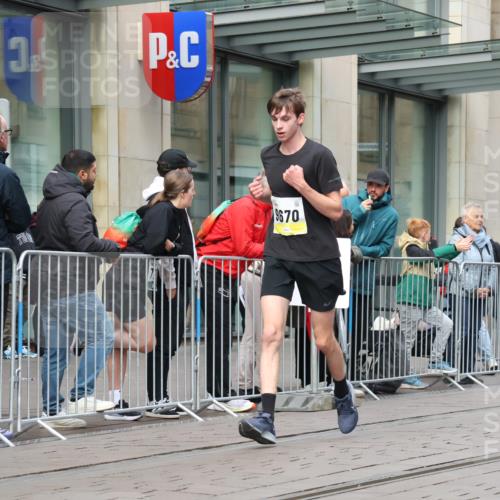 05.10.2025 - 20. swb-Marathon Bremen Strokosch-Dieckow http://msf.ph/oto/9239664 05.10.2025 10:47:04 Ziel 9244, 9339, 9411, 9428, 9670, 9711, 9924, 10319, 10637, 10667, 10850, 10875, 10951, 11498, 11705, 11742, 9244, 9339, 9411, 9428, 9670, 9711, 9924, 10319, 10637, 10667, 10850, 10875, 10951, 11498, 11705, 11742 meine-sportfotos.de