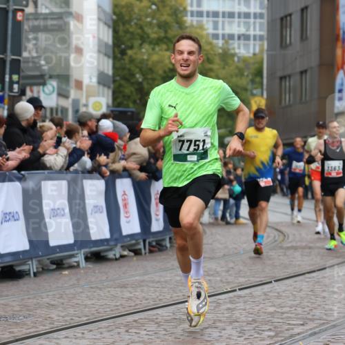 05.10.2025 - 20. swb-Marathon Bremen Strokosch-Dieckow http://msf.ph/oto/9239665 05.10.2025 12:42:12 Ziel 1024, 1363, 7751 meine-sportfotos.de