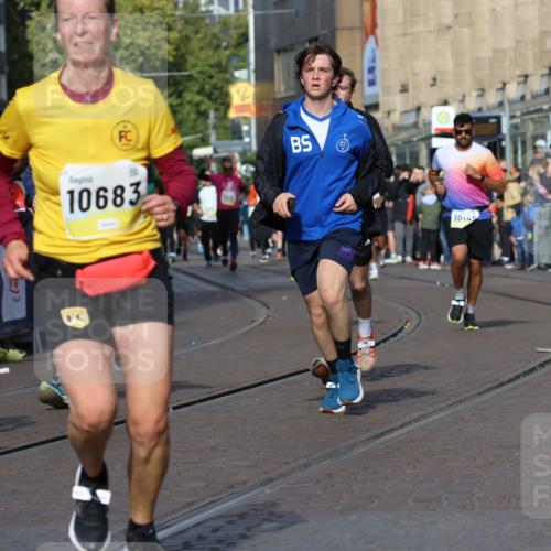 05.10.2025 - 20. swb-Marathon Bremen Strokosch-Dieckow http://msf.ph/oto/9239690 05.10.2025 10:56:43 Ziel 8118, 9188, 9266, 10059, 10145, 10644, 10683, 10845, 11426, 11475, 11675, 11734 meine-sportfotos.de