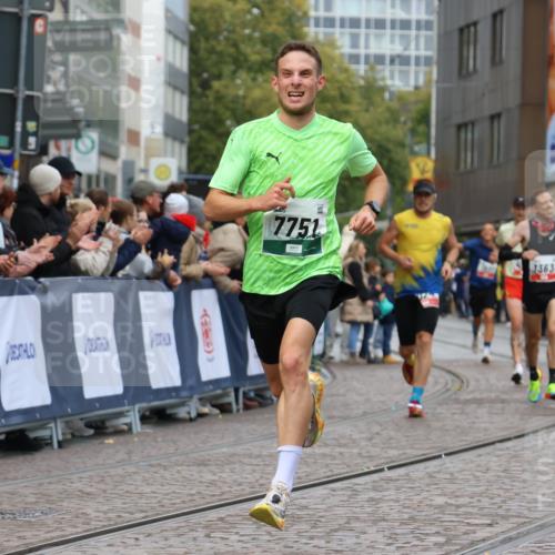 05.10.2025 - 20. swb-Marathon Bremen Strokosch-Dieckow http://msf.ph/oto/9239696 05.10.2025 12:42:12 Ziel 1024, 1363, 7751 meine-sportfotos.de