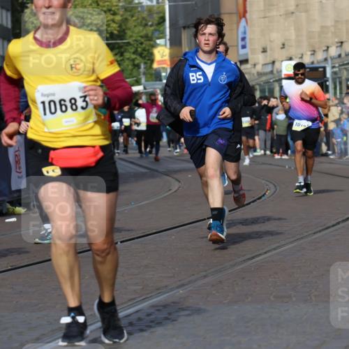 05.10.2025 - 20. swb-Marathon Bremen Strokosch-Dieckow http://msf.ph/oto/9239718 05.10.2025 10:56:43 Ziel 8118, 9188, 9266, 10059, 10145, 10644, 10683, 10845, 11426, 11475, 11675, 11734 meine-sportfotos.de