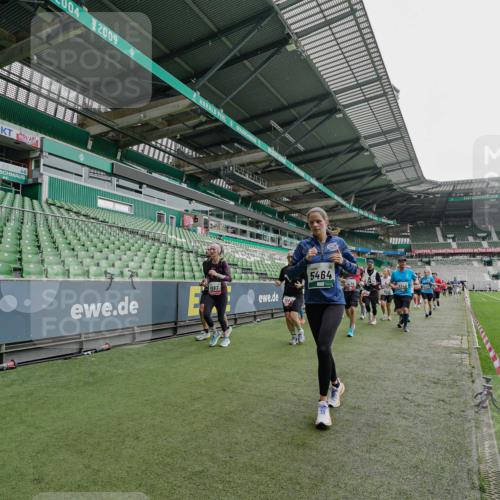 05.10.2025 - 20. swb-Marathon Bremen Michael Burmester http://msf.ph/oto/9239726 05.10.2025 13:04:22 Laufen im Stadion 100, 360, 414, 421, 470, 490, 592, 607, 898, 1012, 1019, 1080, 1084, 1336, 1413, 1468, 1478, 1695, 1852, 1914, 1975, 1997, 2086, 2333, 2399, 2617, 2664, 2901, 2989, 3037, 3072, 3346, 3433, 3483, 3485, 3658, 3901, 4001, 4005, 4053, 4087, 4243, 4244, 4335, 4453, 4462, 4501, 4524, 4528, 4627, 4637, 4638, 4651, 4757, 4793, 4803, 4838, 4840, 4858, 4928, 5043, 5082, 5137, 5162, 5212, 5236, 5247, 5343, 5446, 5464, 5489, 5832, 5969, 6011, 6145, 6287, 6529, 6584, 6635, 396 meine-sportfotos.de