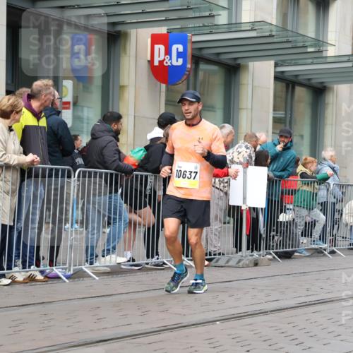05.10.2025 - 20. swb-Marathon Bremen Strokosch-Dieckow http://msf.ph/oto/9239732 05.10.2025 10:47:06 Ziel 9244, 9339, 9411, 9428, 9670, 9711, 9924, 10073, 10319, 10637, 10667, 10850, 10875, 10947, 10951, 11330, 11498, 11705, 11742, 9244, 9339, 9411, 9428, 9670, 9711, 9924, 10073, 10319, 10637, 10667, 10850, 10875, 10947, 10951, 11330, 11498, 11705, 11742 meine-sportfotos.de