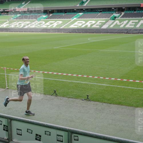 05.10.2025 - 20. swb-Marathon Bremen Michael Burmester http://msf.ph/oto/9239736 05.10.2025 10:34:17 Laufen im Stadion 5172, 7101, 7147, 7215, 9000, 9266, 9309, 9314, 9372, 9472, 9489, 9520, 9521, 9529, 9547, 9560, 9585, 9591, 9714, 9719, 9783, 9811, 9820, 9844, 9872, 9881, 9882, 9902, 9932, 9943, 9947, 10003, 10005, 10009, 10015, 10024, 10028, 10069, 10088, 10107, 10111, 10116, 10178, 10180, 10191, 10195, 10196, 10231, 10261, 10285, 10287, 10302, 10307, 10329, 10398, 10408, 10424, 10466, 10527, 10546, 10590, 10591, 10641, 10648, 10758, 10794, 7077, 9258, 10233 meine-sportfotos.de